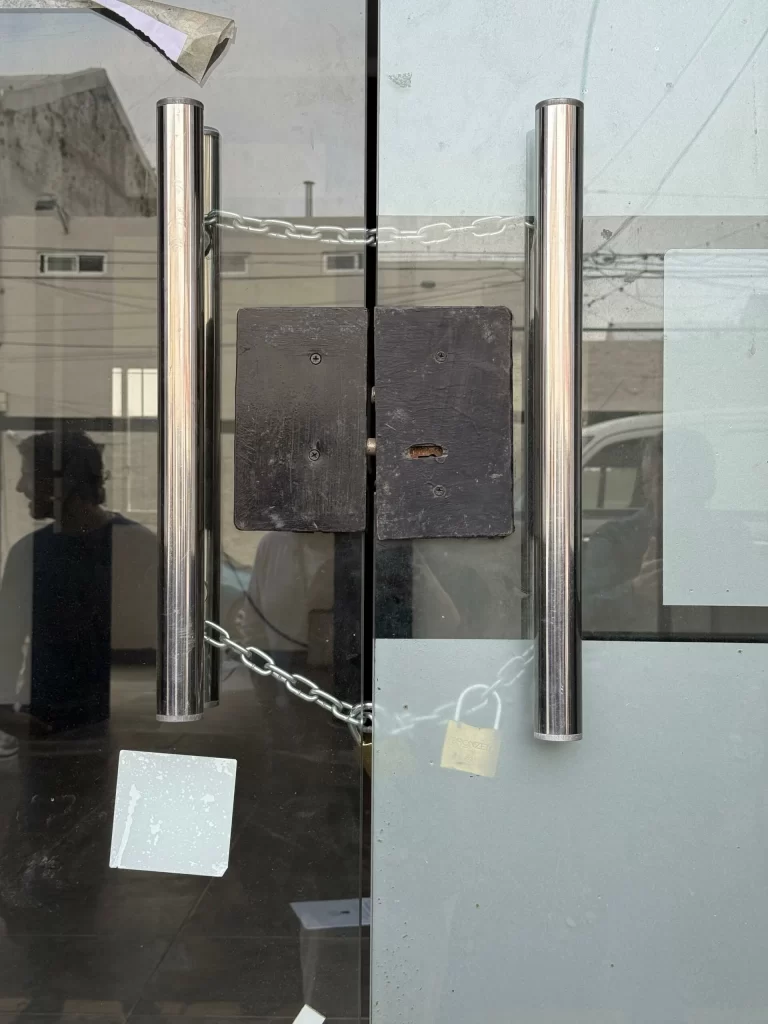 La sede del PJ de Tigre encadenada. El peronismo responsabilizó al intendente Julio Zamora.