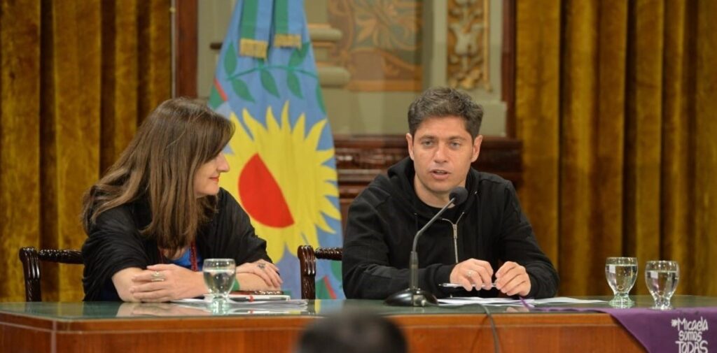 Axel Kicillof junto a la titular del Ministerio de las Mujeres bonaerense, Estela Díaz.
