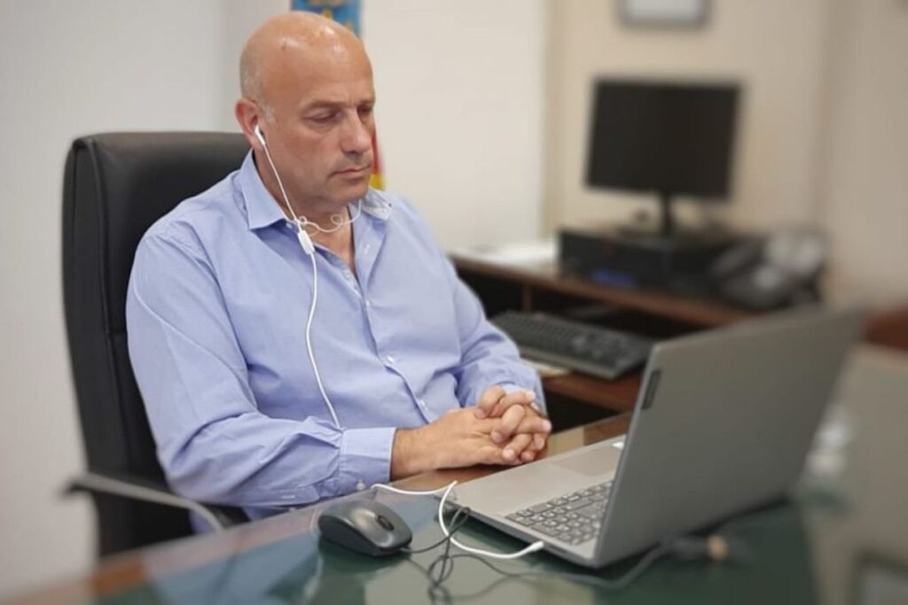 El candidato de Somos Buenos Aires, Andrés de Leo, se distanció de la polarización entre Javier Milei y Axel Kicillof.