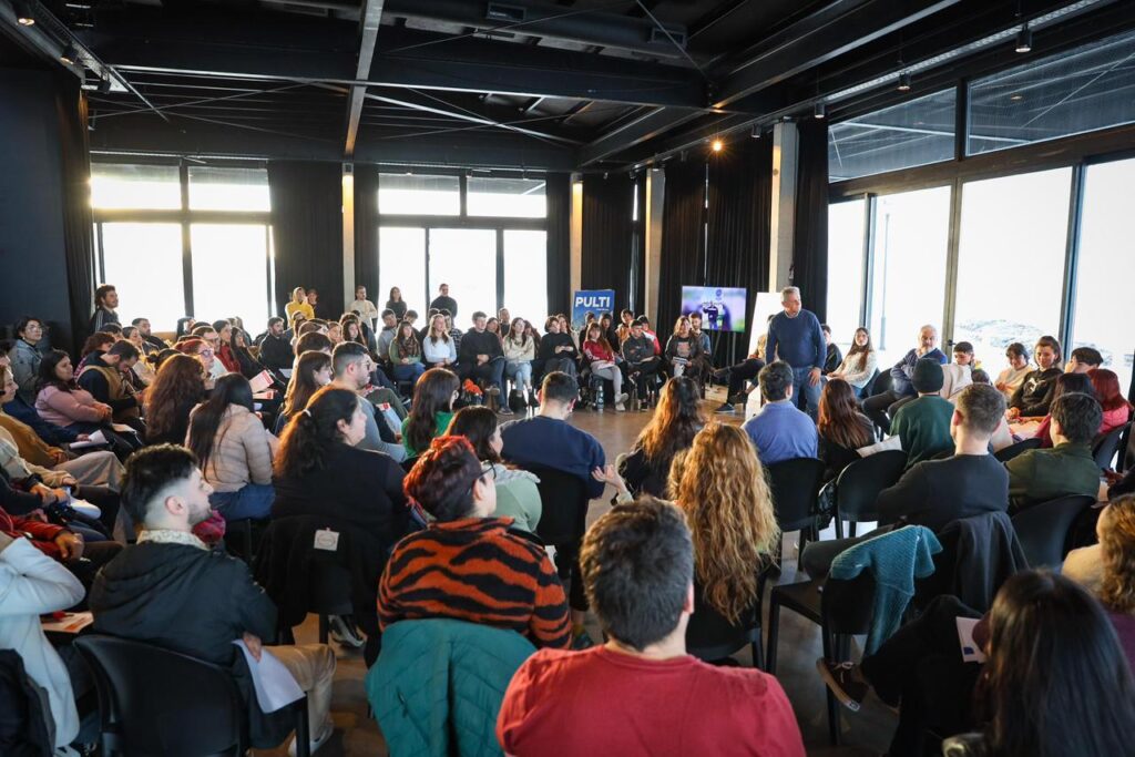 El candidato a concejal Gustavo Pulti cerró su campaña electoral en un encuentro con jóvenes de Mar del Plata y Batán.