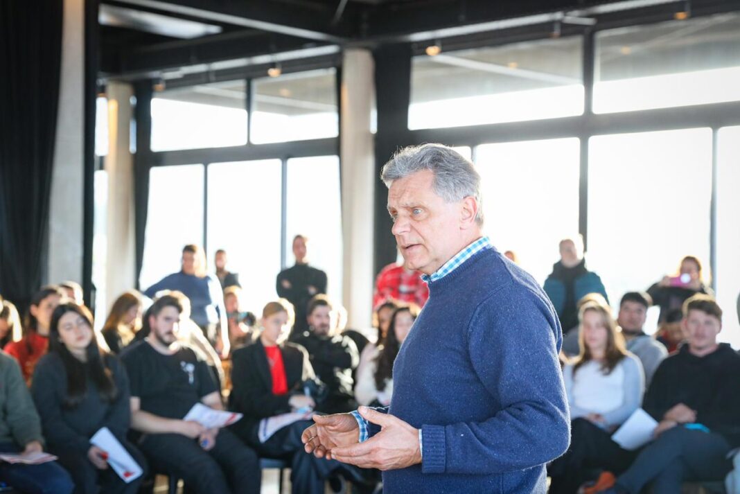 El candidato a concejal de Acción Marplatense, Gustavo Pulti, convocó a los jóvenes a ser protagonistas activos de la construcción del futuro de la región.