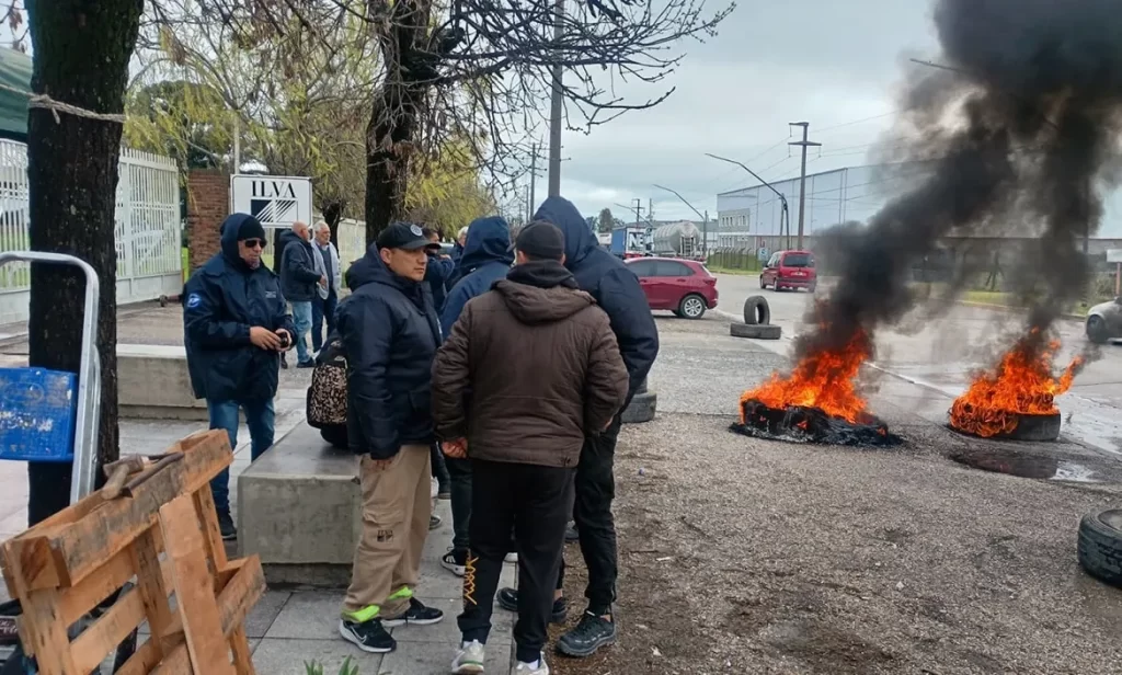 Pilar: 300 trabajadores protestan por el cierre de la fábrica de cerámicas, Ilva Porcellanato.