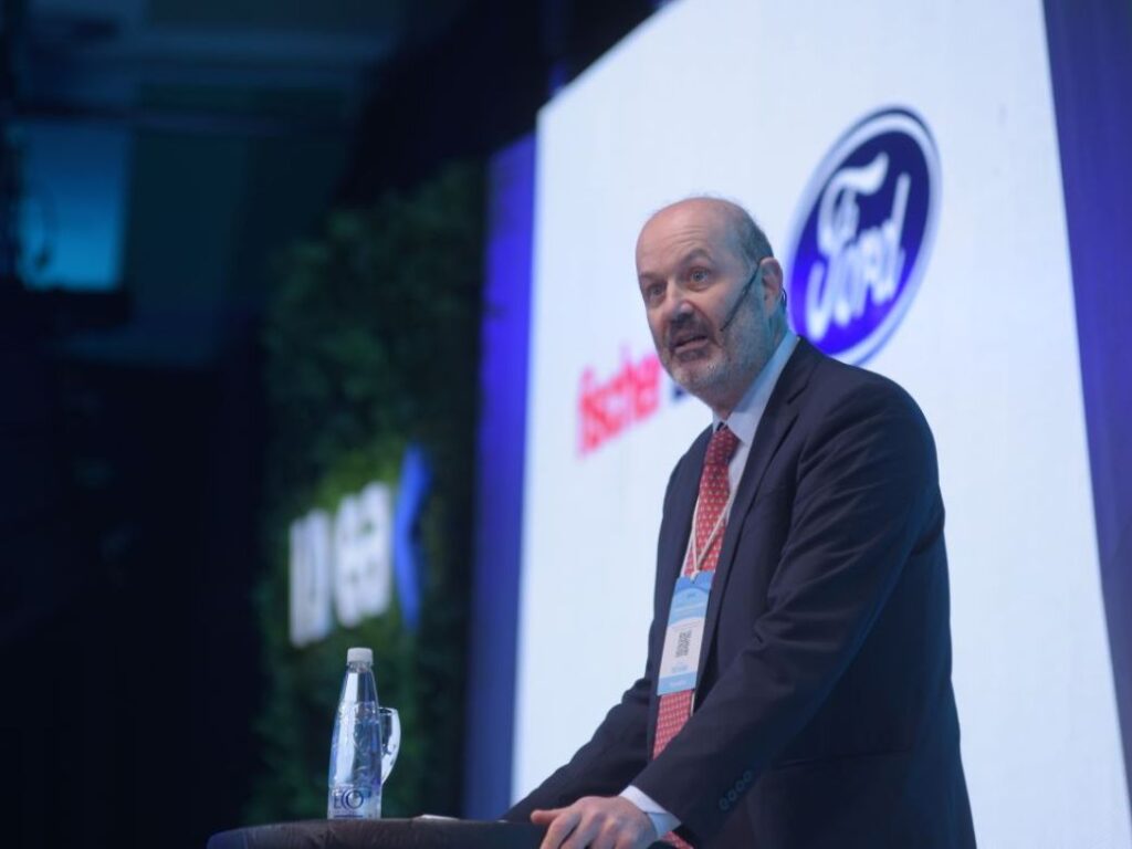 El ministro Federico Sturzenegger abordó en la Convención Anual del IAEF la suba del riesgo país.