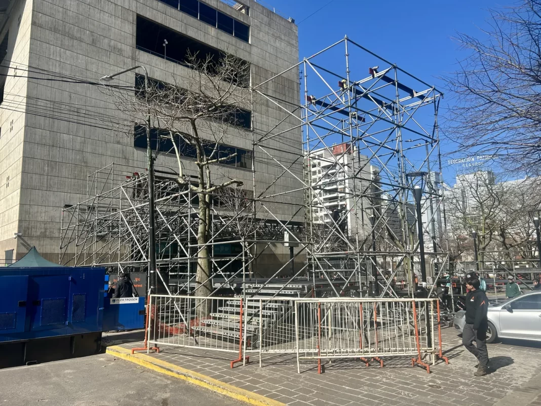El escenario montado al frente del hotel Grand Brizo, donde estará Fuerza Patria aguardando los resultados de estas elecciones bonaerenses.