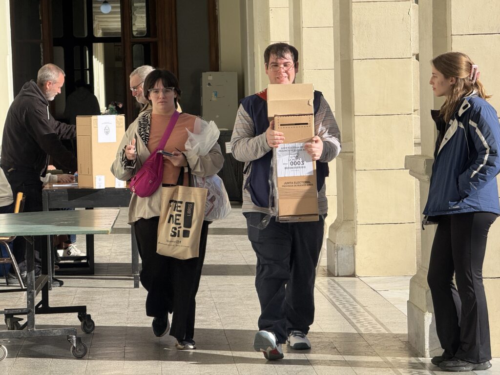 Este domingo de elecciones 2025 desde las 8:15 horas comenzaron a emitir su voto los principales funcionarios y candidatos a legisladores bonaerenses.
