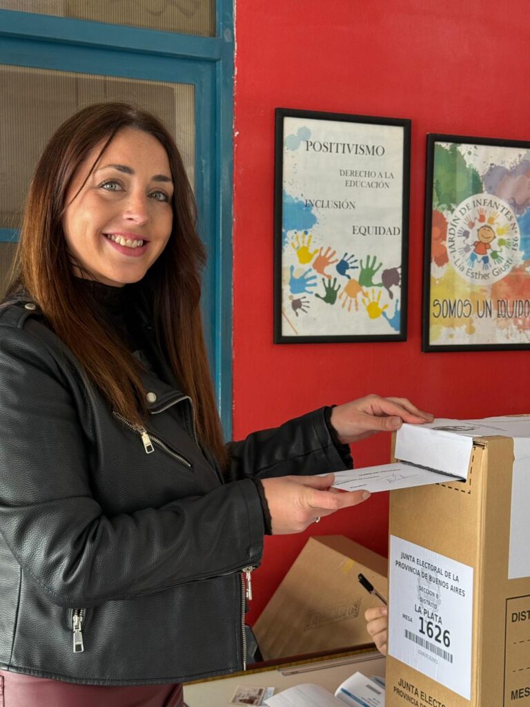 La candidata legislativa de LLA por la Octava sección, Julieta Quintero, llamó a "cuidar los votos". 