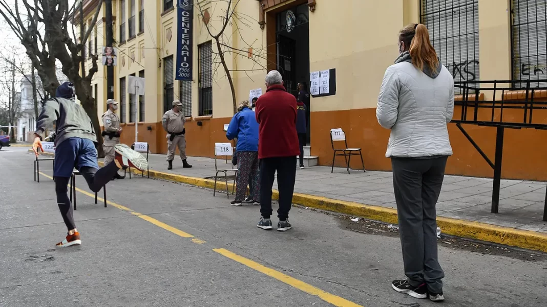 - Votó Gastón Álvarez El candidato a concejal de la ciudad de La Plata por La libertad Avanza, Gastón Álvarez, votó este domingo alrededor de las 10 de la mañana, e hizo especial énfasis en el clima que acompaña a la jornada electoral de la provincia de Buenos Aires. “Vamos a seguir trabajando durante todo el día, acompañando a nuestros fiscales, a nuestros encargos del edificio, y esperamos que toda la jornada democrática de este 7 de septiembre se desarrolle con normalidad”, expresó Álvarez a la salida del sufragio.
