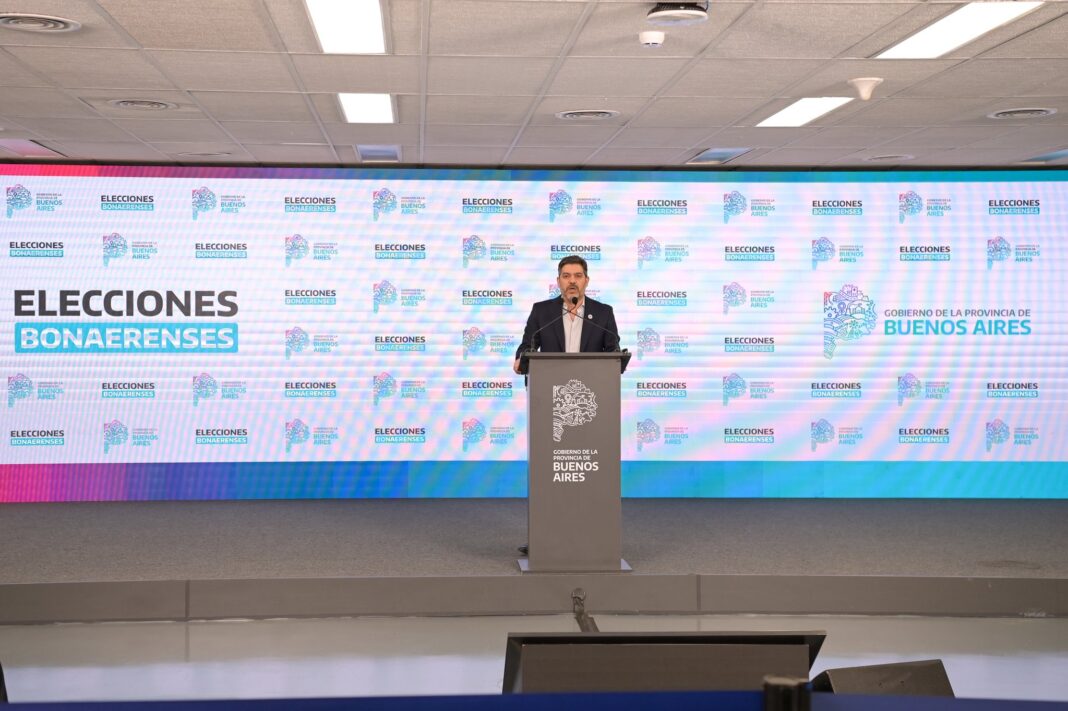 Tras el cierre de comicios, los primeros resultados de las elecciones 2025 se conocerán a las 21 horas. Qué dijeron desde el búnker de Fuerza Patria y LLA.