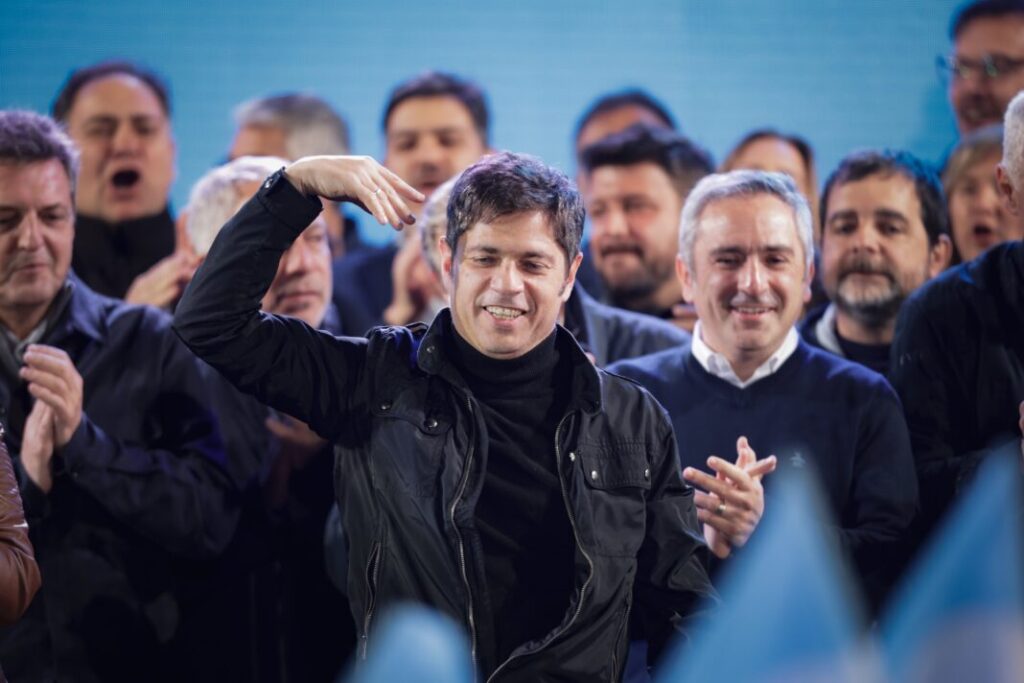 El gobernador bonaerense, Axel Kicillof, festejó el batacazo de Fuerza Patria junto a sus dirigentes en el Teatro Argentino de La Plata.