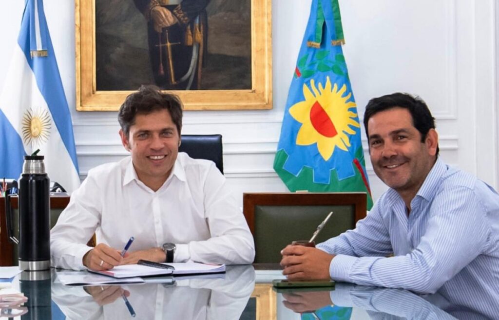 Axel Kicillof y el intendente de Dolores, Juan Pablo García. En ese distrito, Fuerza Patria ganó con el 59,19%