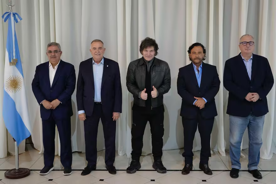 El presidente Javier Milei recibió el año pasado en Olivos a los gobernadores Raúl Jalil (Catamarca); Osvaldo Jaldo (Tucumán); Gustavo Sáenz (Salta) y Hugo Passalacqua (Misiones), tras una sesión en el Congreso.