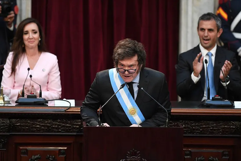 En cadena nacional y con una hoja de ruta en mano, Milei presenta el Presupuesto que enviará al Congreso para el próximo año.