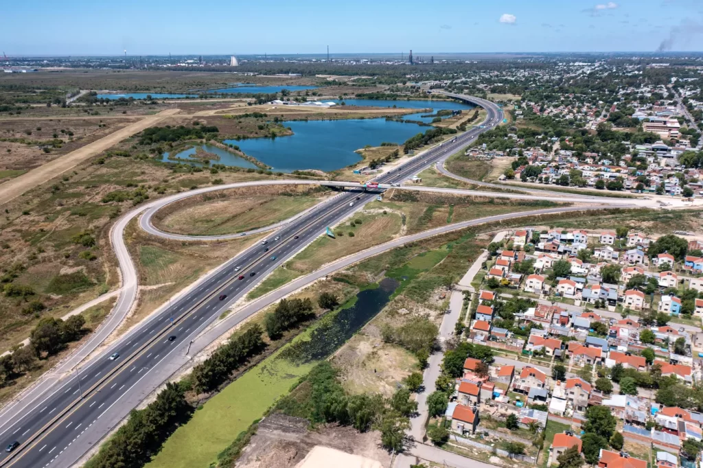 Así quedó la nueva bajada de la Autopista Buenos Aires - La Plata a la Avenida 520 de la Capital bonaerense.