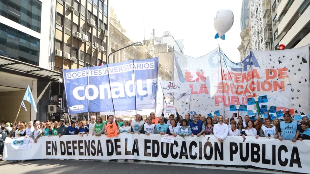 La comunidad universitaria convocó a un paro nacional y a una marcha federal para frenar el veto de Javier Milei al Financiamiento Universitario.