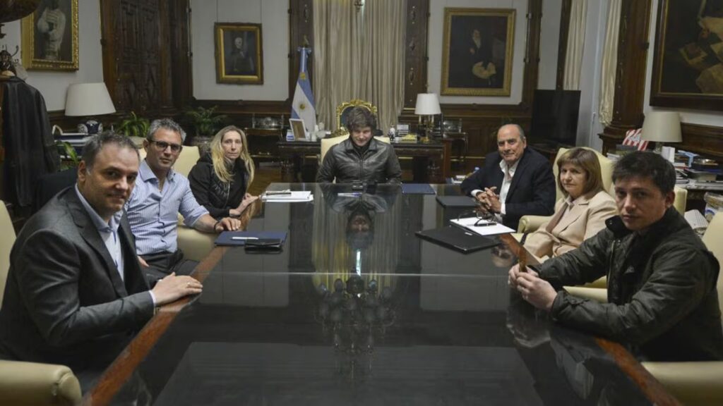 Manuel Adorni participó de la mesa política que impulsó el Gobierno, tras la derrota electoral en la provincia de Buenos Aires.