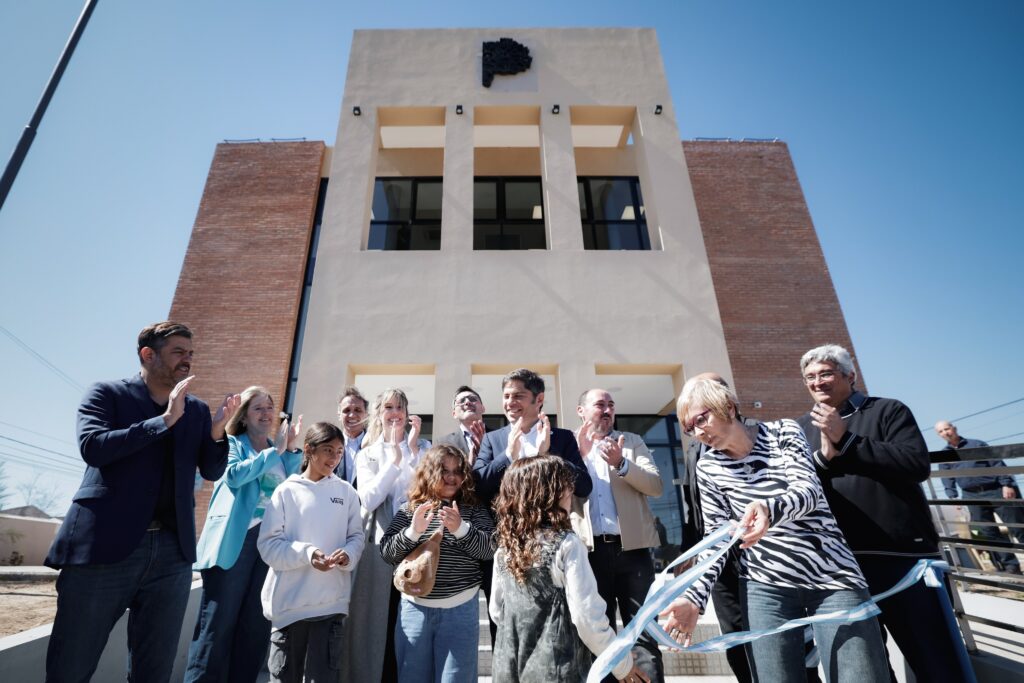 En su recorrida por General Paz, Kicillof dejó inaugurada la 16° Casa de la Provincia.