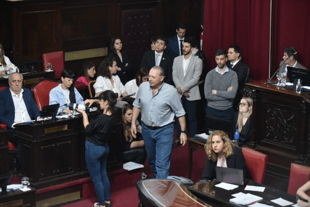 Sergio Berni, refuerza su autonomía frente a la polarización del kirchnerismo y el kicillofismo en el Senado bonaerense.