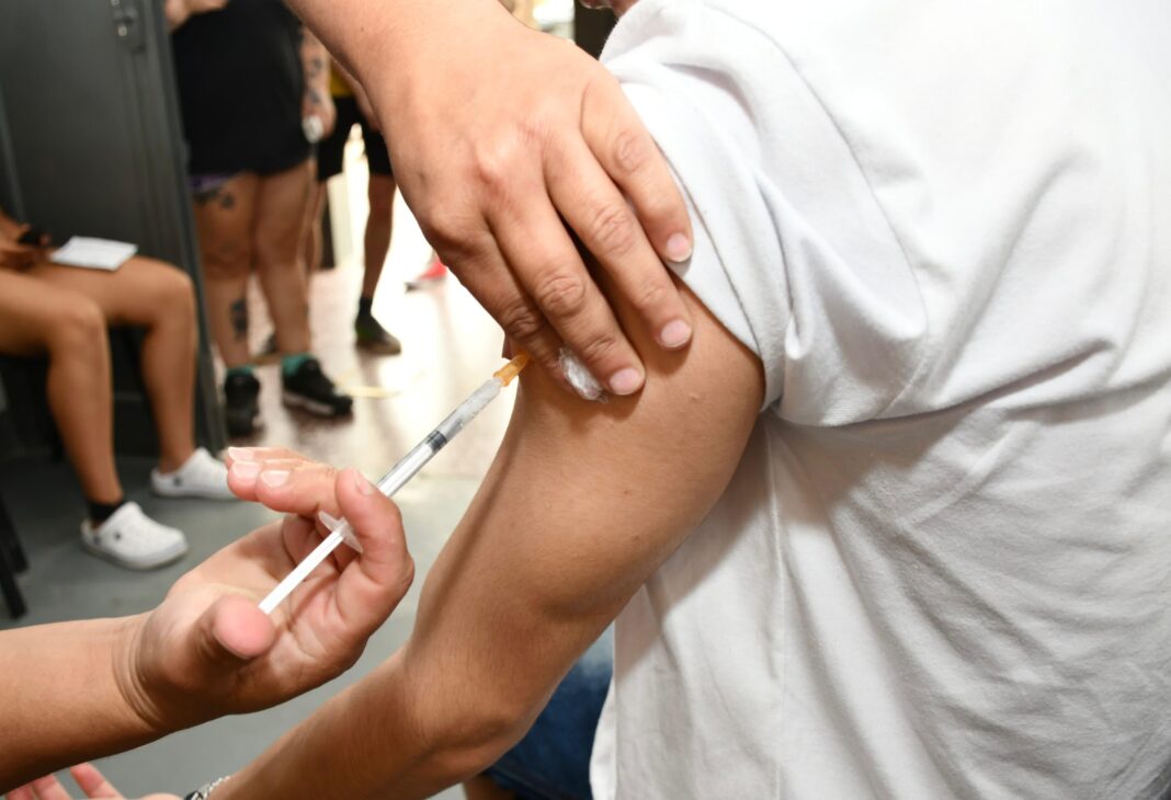 El Gobierno bonaerense amplió la campaña de vacunación contra el dengue para las personas que no hayan transitado la enfermedad.
