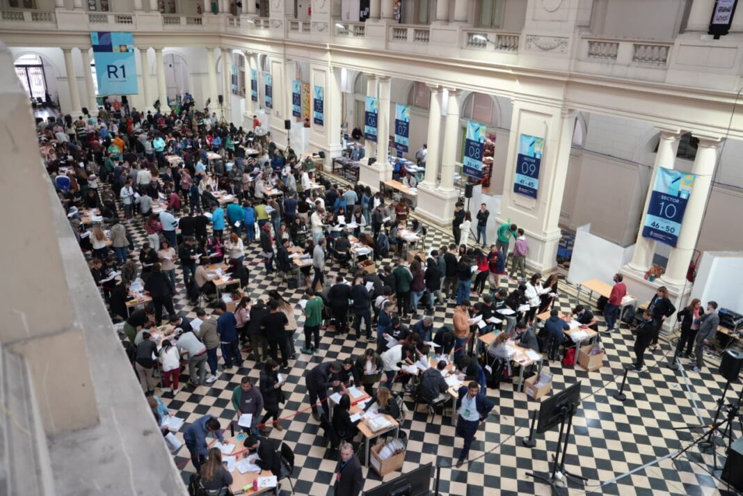 Las autoridades de la Junta electoral bonaerense y fiscales de las diferentes fuerzas políticas arrancaron el escrutinio definitivo.