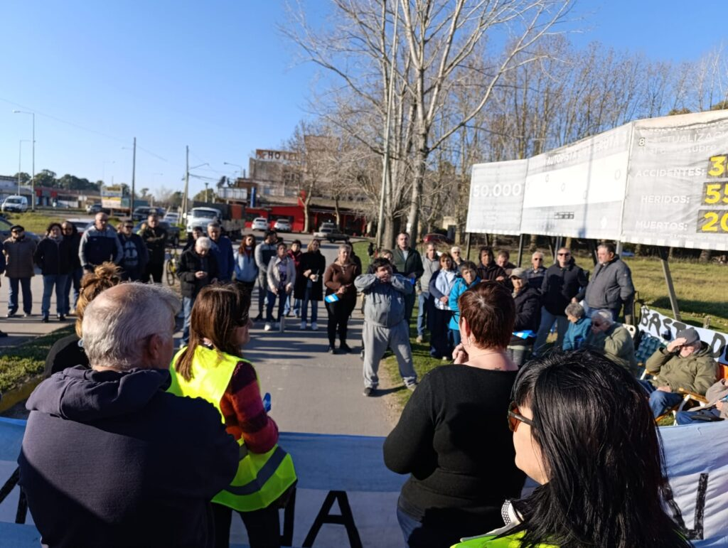 Vecinos autoconvocados llevaron adelante protestas en la Ruta Nacional 3 contra el abandono de la obra pública en las rutas nacionales por parte del Ejecutivo nacional, Javier Milei.