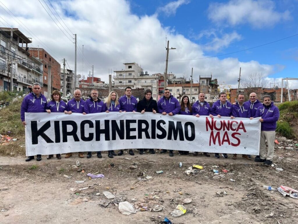 Milei arribó esta madrugada a Asunción, Paraguay, donde desarrollará una agenda cargada de actividades políticas, protocolares y académicas.