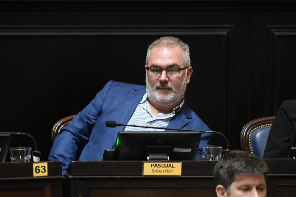 Los diputados, Sebastián Pascual y Guillermo Castello apuntaron contra el Axel Kicillof y cuestionaron sus modos, sus proyecciones y su pasado.