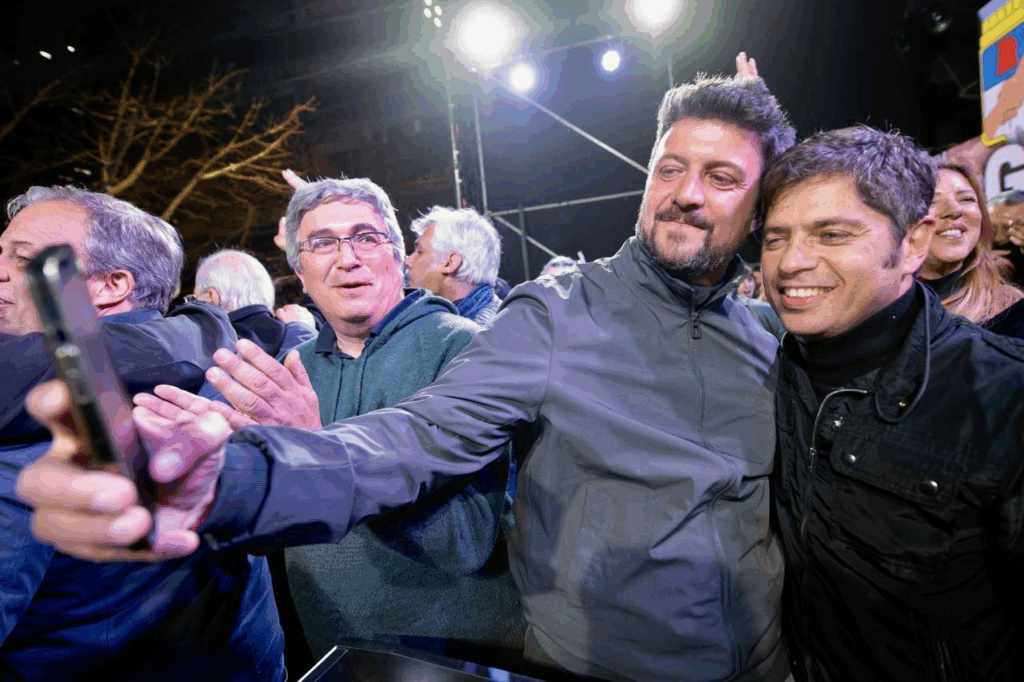 El intendente de Exaltación de la Cruz, Diego Nanni, festejando junto al gobernador bonaerense Axel Kicillof.