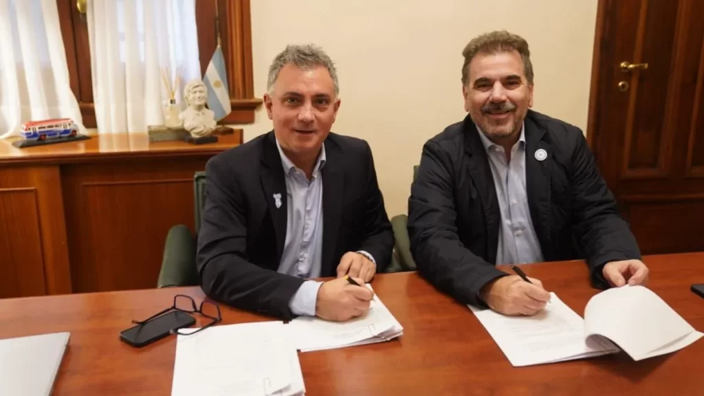 
Sebastián Pareja y Cristian Ritondo firmando el acuerdo PRO-LLA. Aún es duda cómo funcionarán en la Legislatura bonaerense.