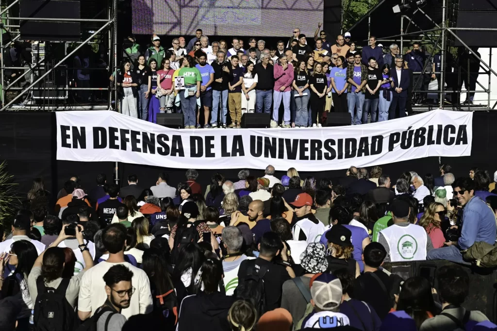 Mientras Diputados trata el veto a la Ley de Financiamiento Universitario, la comunidad docente y estudiantil se moviliza en la tercera Marcha Federal Universitaria.