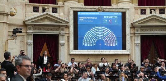 Diputados de la oposición rechazaron el veto presidencial a la ley de emergencia en pediatría y a la ley de financiamiento universitario.