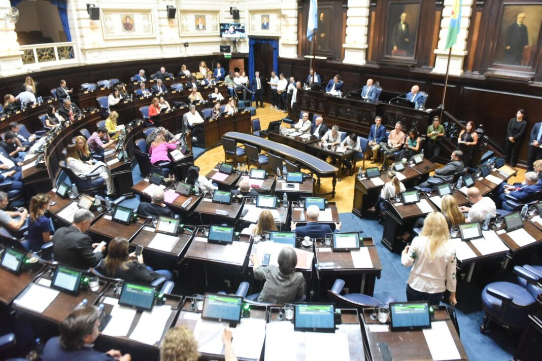 Con varios expedientes en agenda, la Cámara de Diputados bonaerense convocó a una sesión ordinaria para este jueves a las 11 horas.