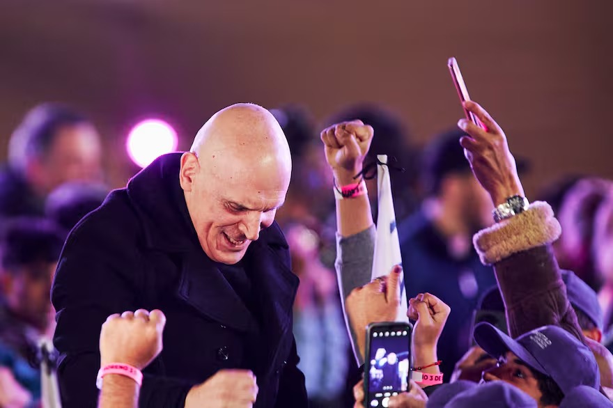 Al igual que Taiana, con las principales figuras del peronismo, José Luis Espert se plegó detrás de la figura de Javier Milei para su campaña al Congreso.