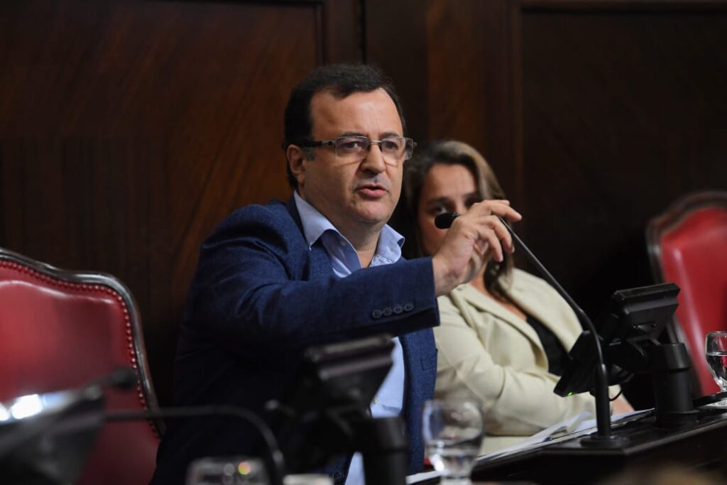 El senador Marcelo Daletto propuso que el servicio comunitario sea obligatorio para los estudiantes secundarios.