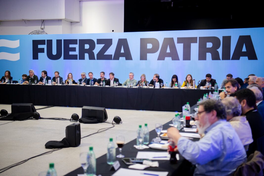 En una cumbre con intendentes y dirigentes de todo el sector del peronismo, el gobernador Axel Kicillof pidió 