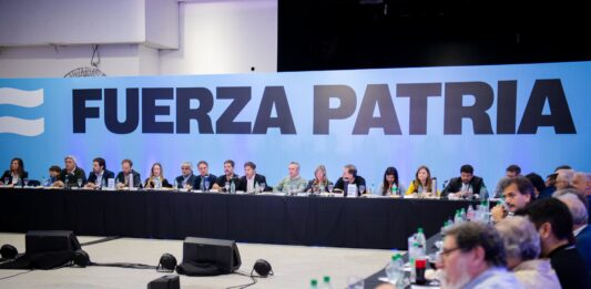 En una cumbre con intendentes y dirigentes de todo el sector del peronismo, el gobernador Axel Kicillof pidió "territorializar la campaña" con vistas a octubre.