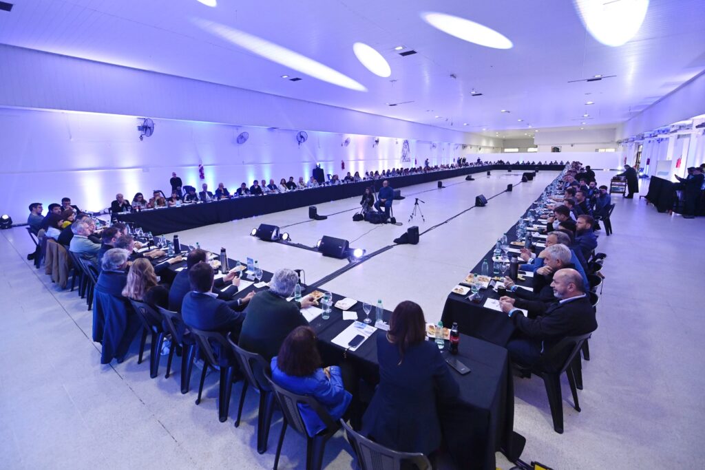 El encuentro entre Kicillof e intendentes de Fuerza Patria se llevó a cabo en la sede de SOSBA de Ensenada.