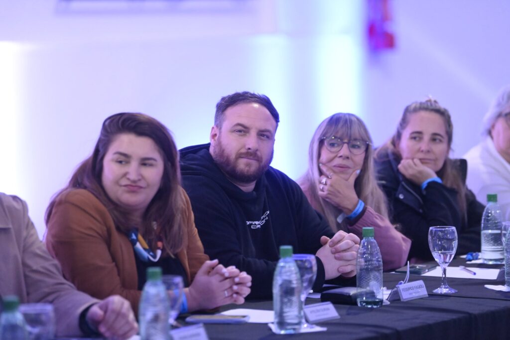 Los legisladores de UxP, Ayelén Durán, Federico Fagioli y Laura Clark dijeron presentes en la cumbre en Ensenada.