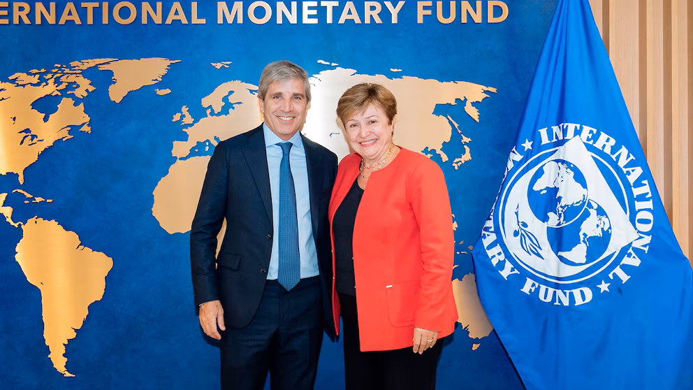 Caputo ya mantuvo conversaciones con la titular del FMI para incorporar los lineamientos al Presupuesto 2026.