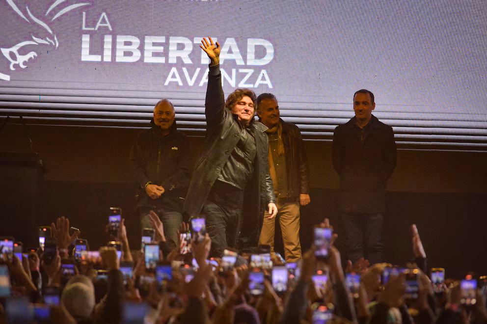 El presidente Javier Milei encabezó el cierre de campaña en Moreno y marcó la estrategia del gobierno ante el escándalo de las coimas: victimización y antirkichnerismo.