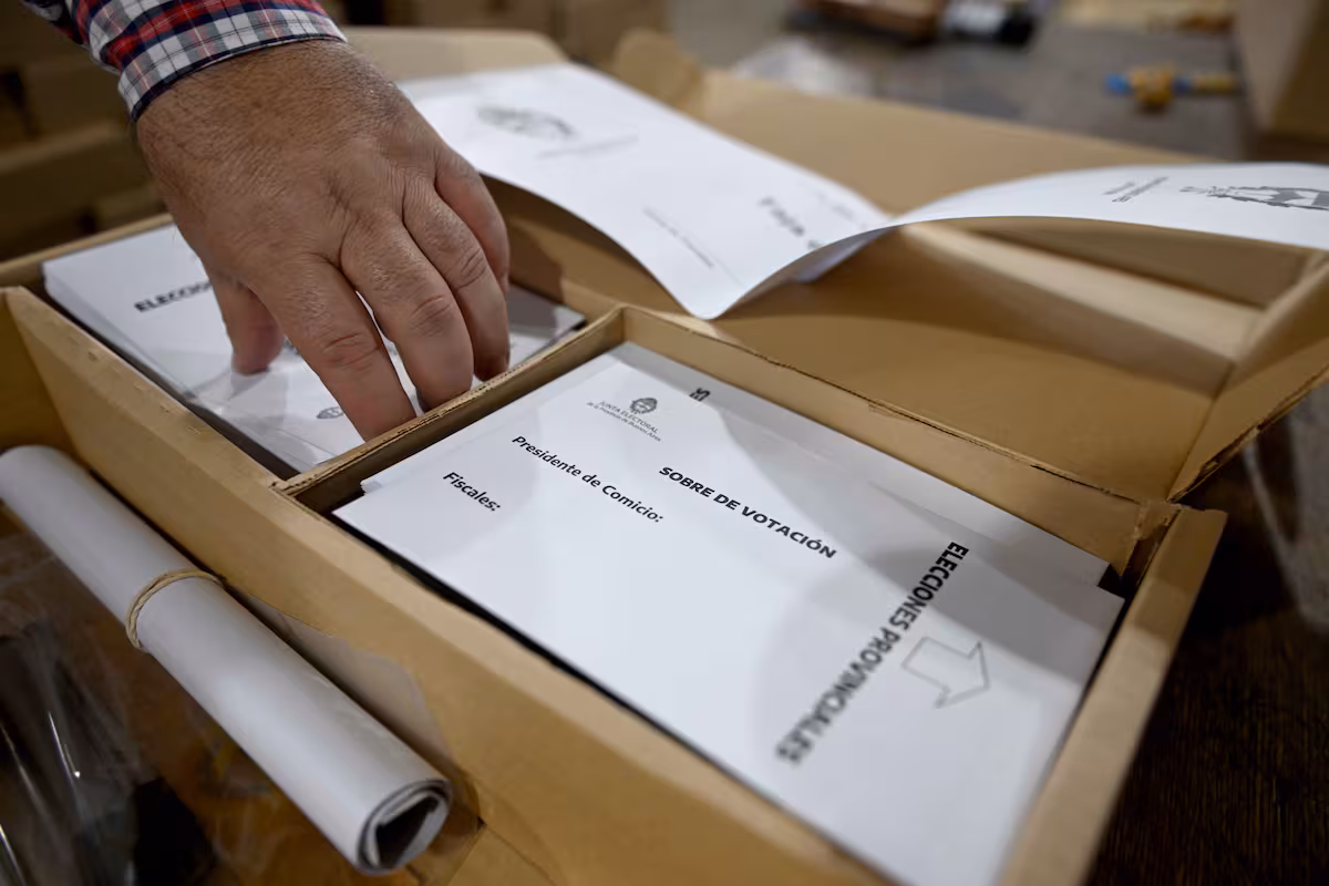 La Legislatura bonaerense podría debatir un proyecto para reglamentar una veda electoral digital que alcanzaría a redes sociales y medios virtuales.