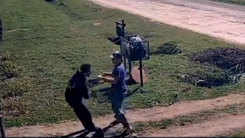 El hijo de un concejal de Baradero atacando a Thomas Hidalgo.