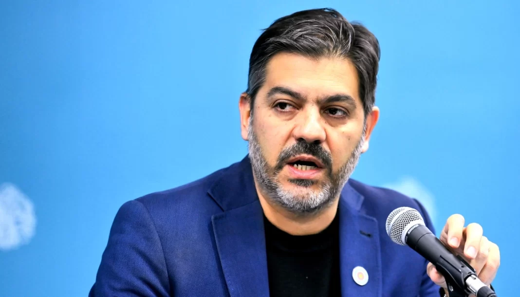 El ministro de Gobierno bonaerense, Carlos Bianco, defendió la obra pública en la provincia y cruzó a Javier Milei por los proyectos paralizados.