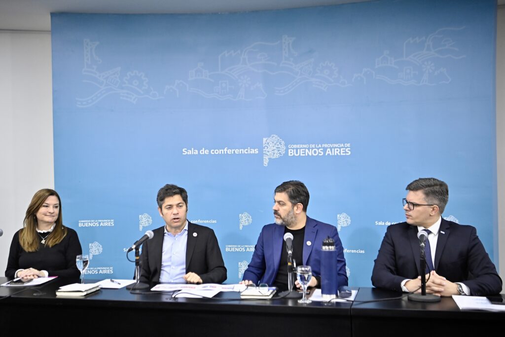 Rodeado de funcionarios, Kicillof adelantó que aún no están dadas las condiciones para la presentación del Presupuesto 2026 bonaerense. 