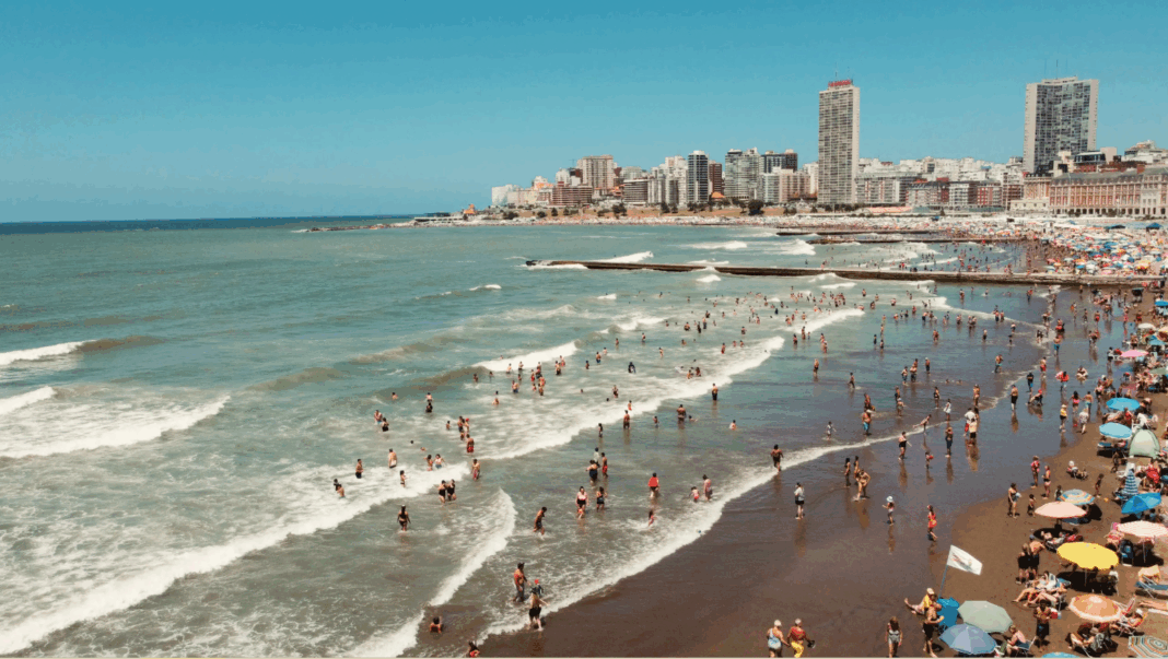 El sector hotelero de Mar del Plata apuntó que el fin de semana largo de octubre será clave para el turismo local.