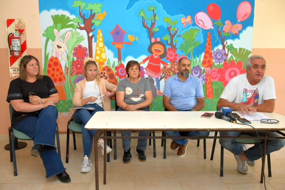 Centros de Día y empresas transportistas elevaron un petitorio al gobernador Axel Kicillof para que el IOMA pague sus deudas.