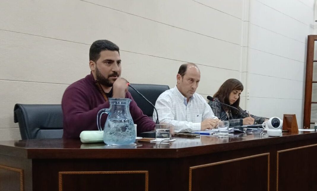 El intendente de 25 de Mayo, Ramiro Egüen, protagonizó un escándalo al presentarse en el Concejo para denunciar a los gritos que quieren destituirlo.
