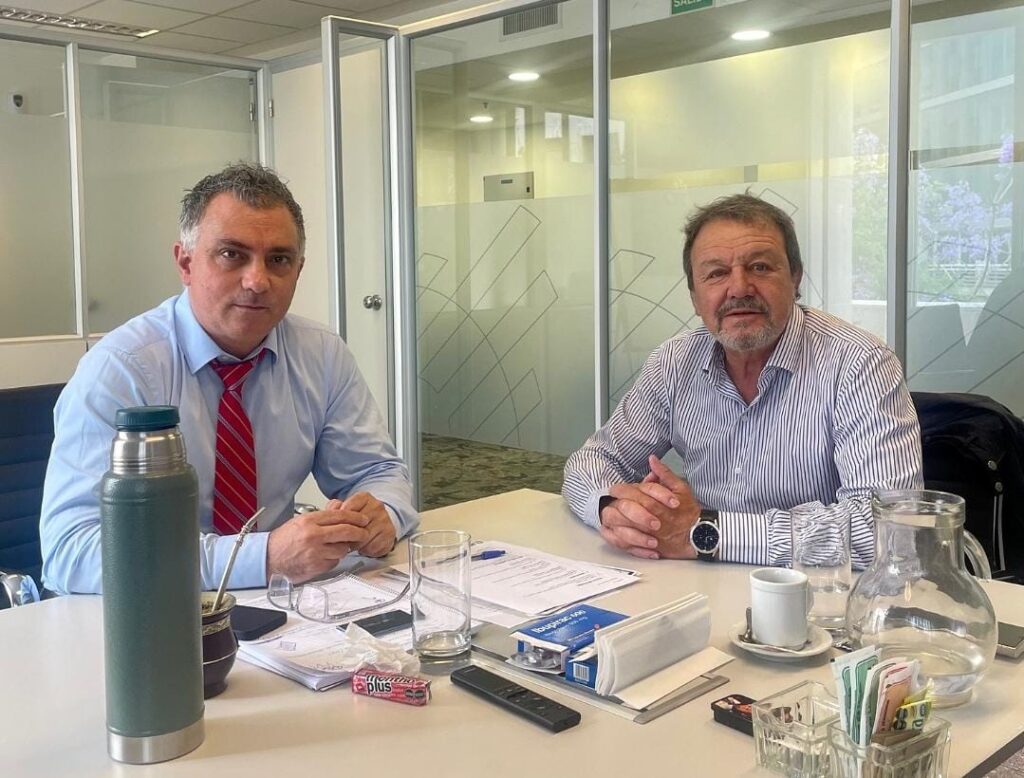 Roberto Costa junto al titular de La Libertad Avanza de PBA, Sebastián Pareja.