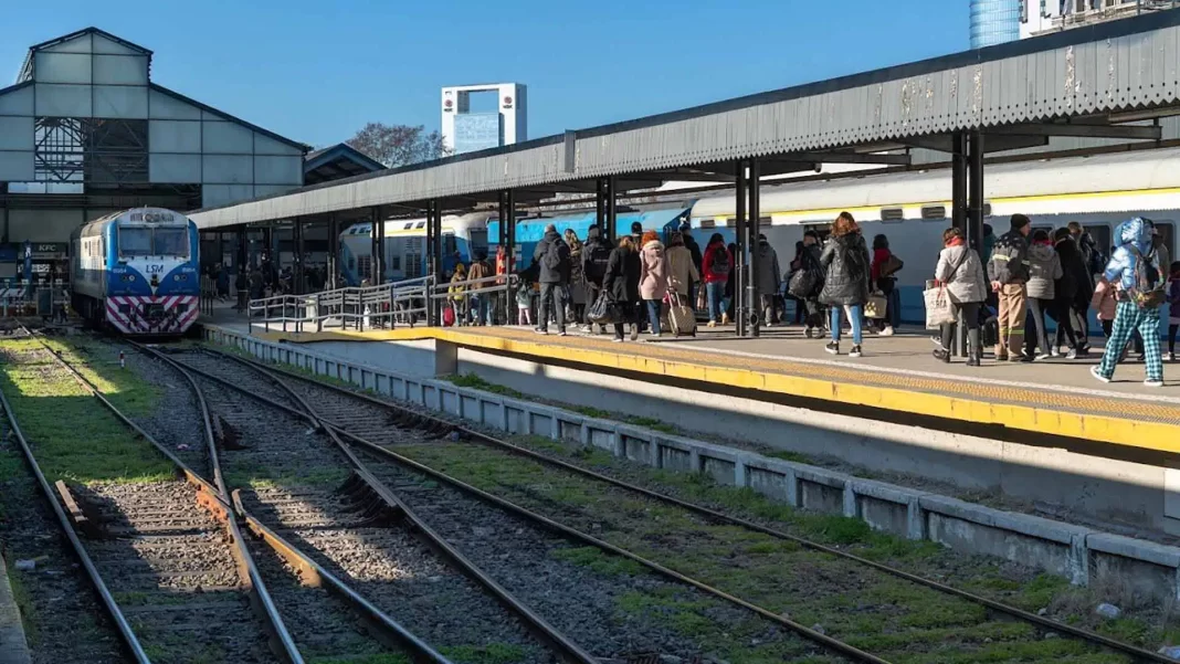 Los trenes del AMBA circulan a 30 km/h por un paro de La Fraternidad que reclama paritarias y mejoras laborales para los maquinistas.
