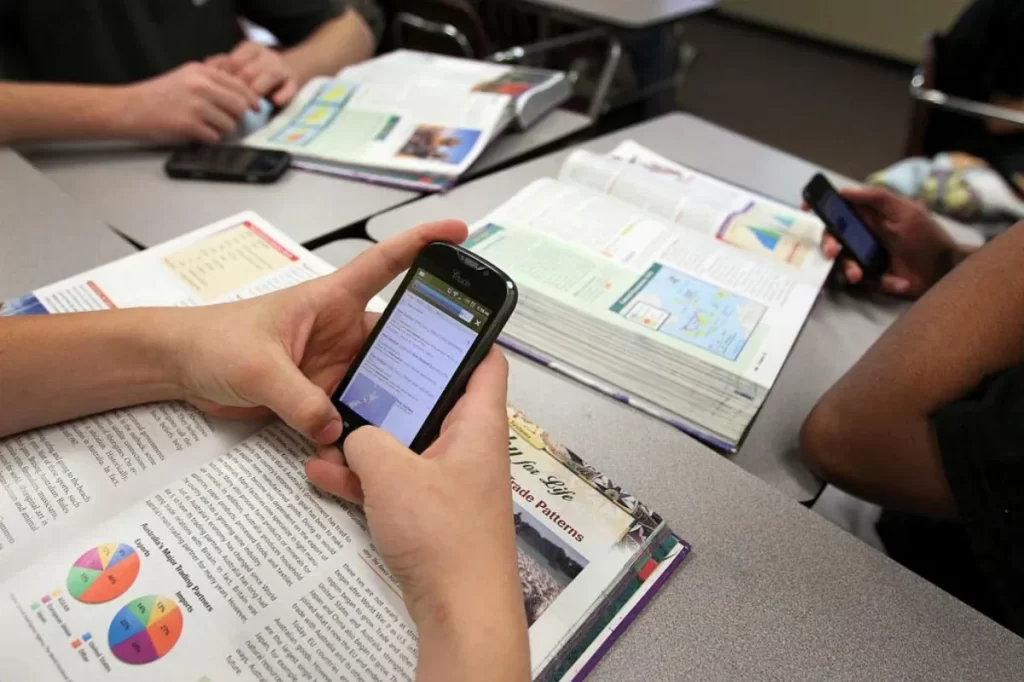 El titular de AIEPA celebró la prohibición del uso de celulares en las aulas aprobado por la Legislatura y admitió que la concientización tendrá un importante impacto en las familias.
