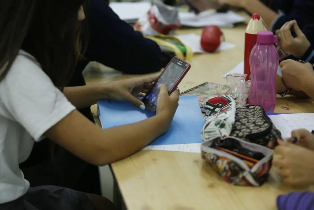 El titular de AIEPA, Martín Zurita, celebró la ley que regula el uso de pantallas en las aulas con énfasis en la campaña de concientización para educadores y familias.